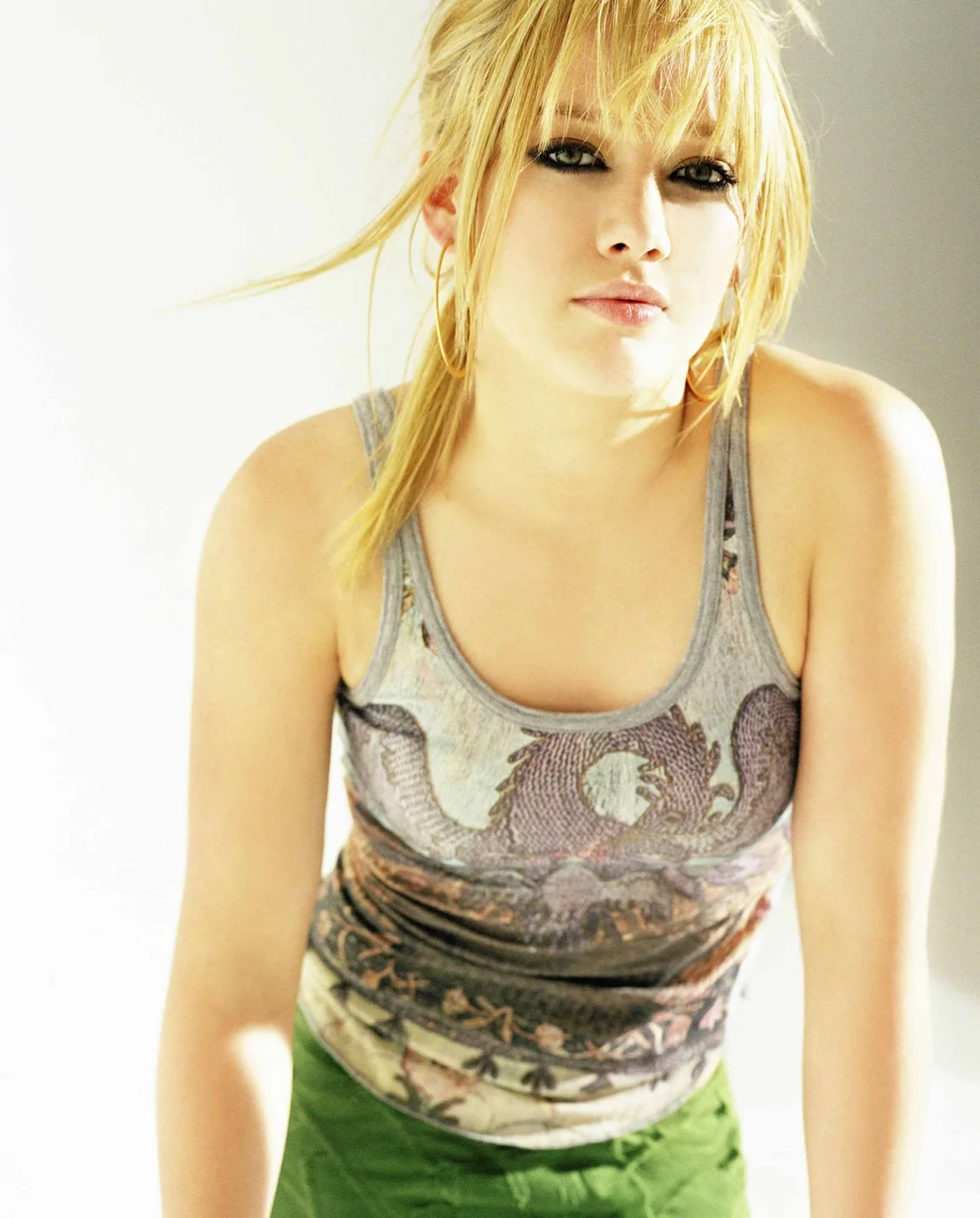 Hilary Duff con top gris y pantalón verde