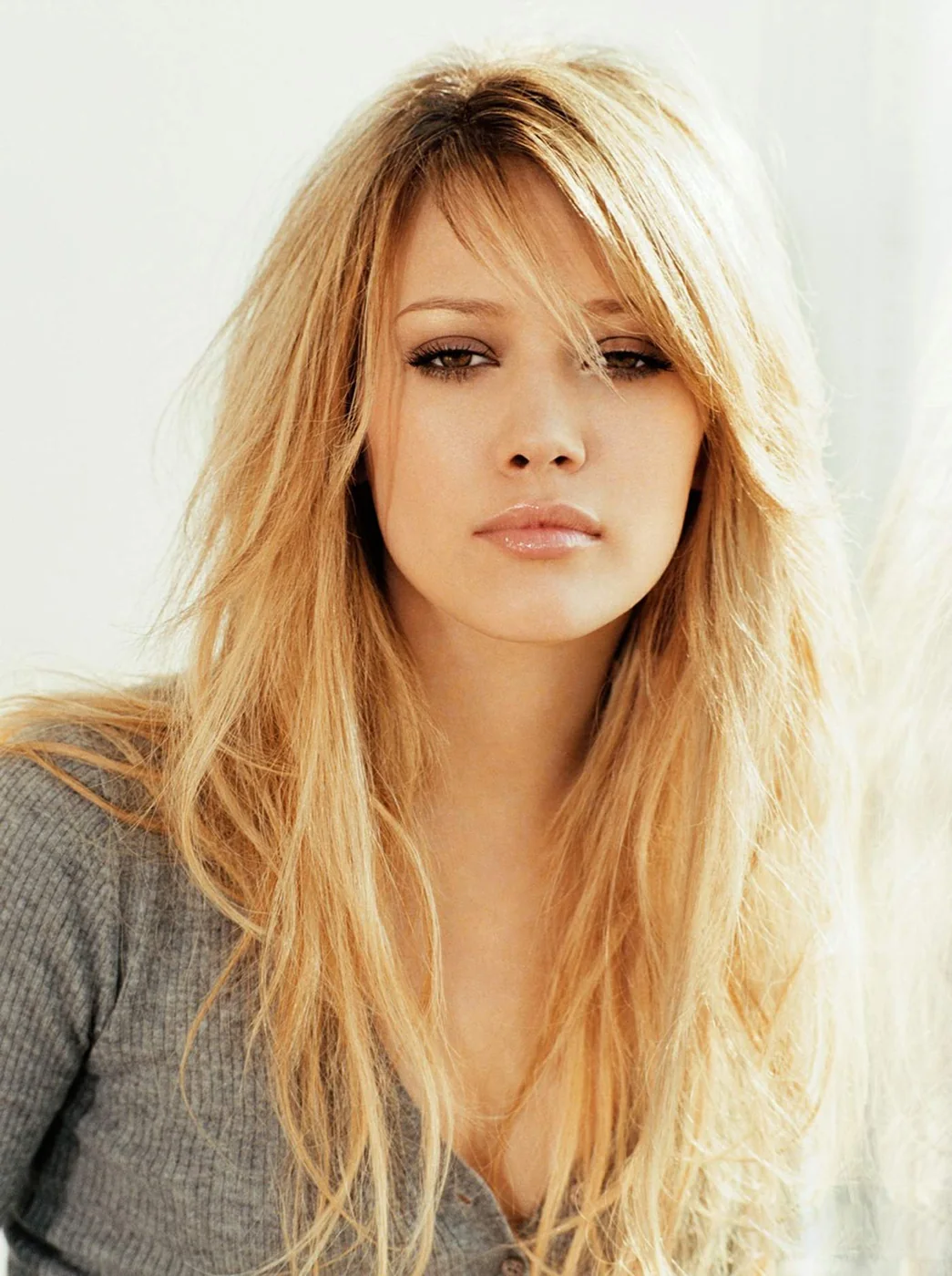 Retrato de Hilary Duff con luz cálida